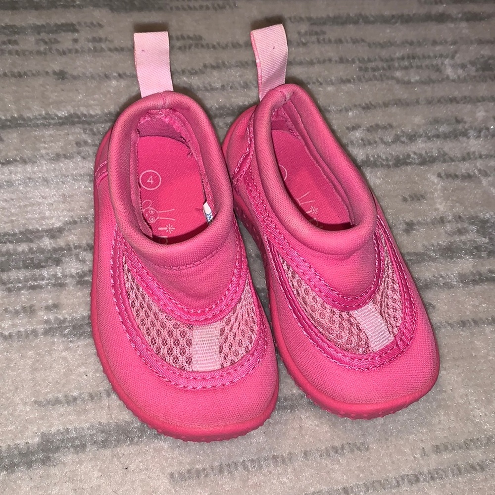 I play water shoes size 4 toddler